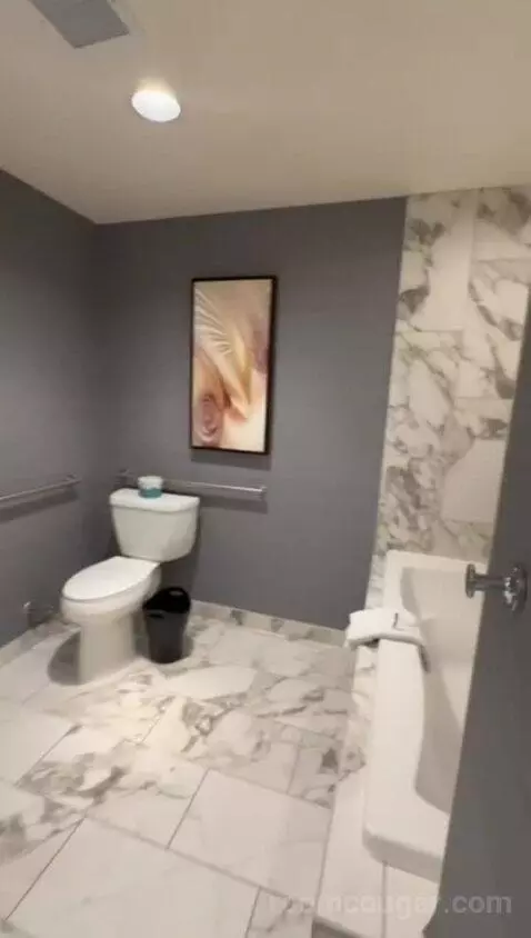 Junior Suite, 1 Bedroom Junior Suite, Coastline View (#311) bathroom picture #3