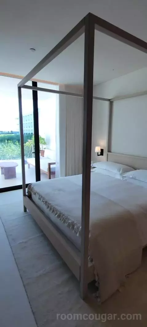 One-Bedroom King Suite with Terrace and Plunge Pool (#2006) bed picture #4
