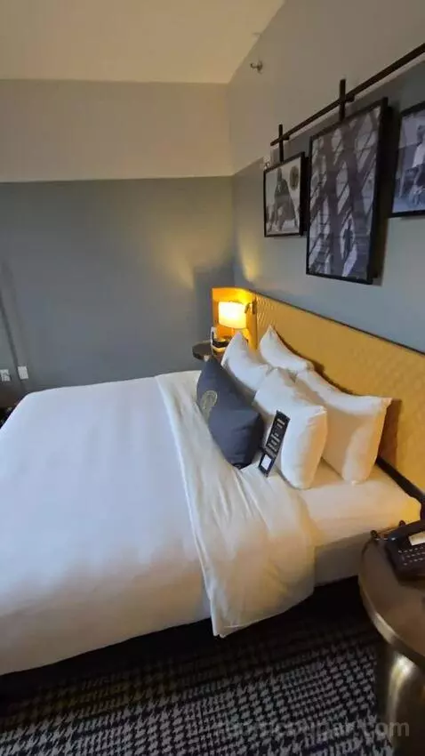 Deluxe Room, King Accessible (#321) bed picture #3