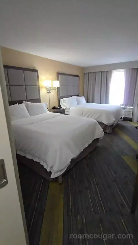 Queen Room with Two Queen Beds bed picture #4