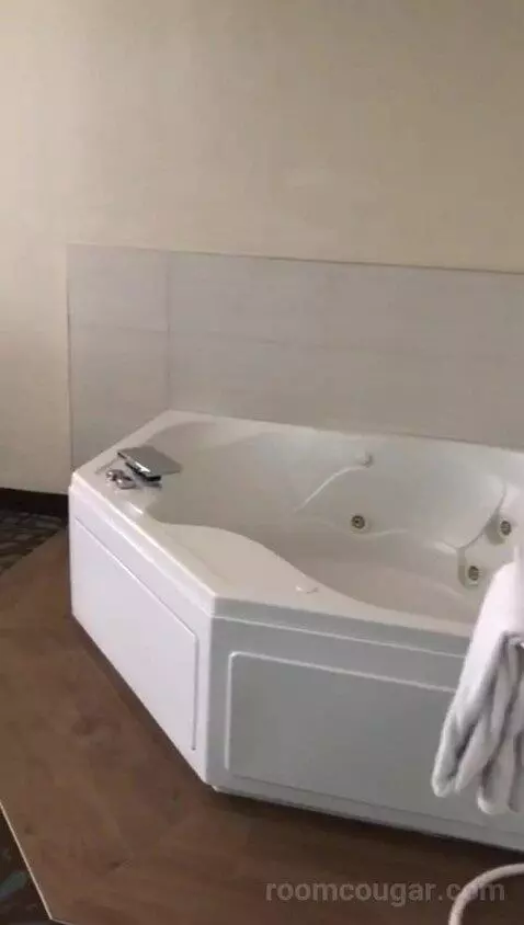 King Suite with Whirlpool (#401) bathroom picture #9