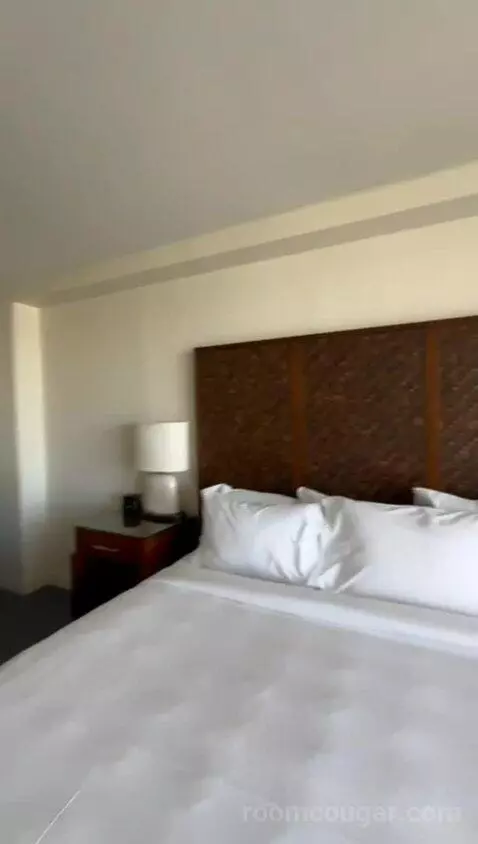 King Room with Balcony - High Floor (#918) bed picture #4