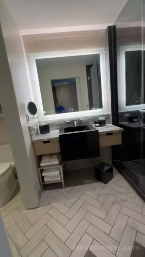 King Room with Sofa Bed - City View bathroom picture #2