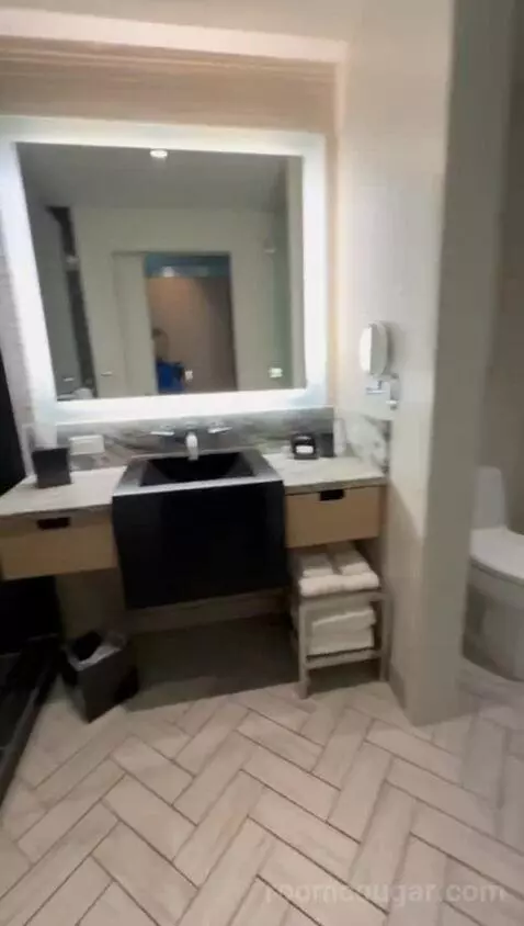 Queen Room with Two Queen Beds - City View bathroom picture #2
