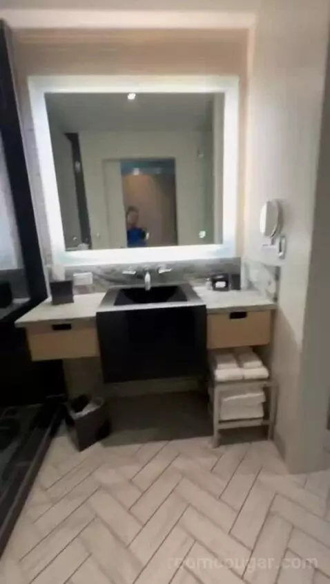 Queen Room with Two Queen Beds - City View bathroom picture #3