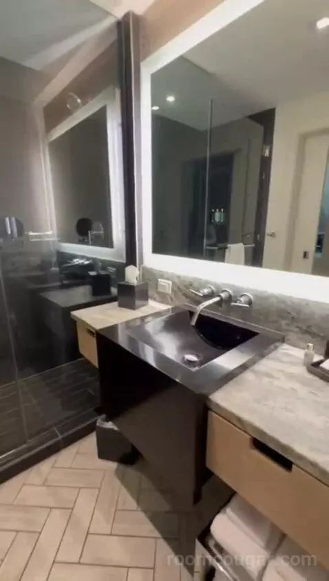 Queen Room with Two Queen Beds - City View bathroom picture #5