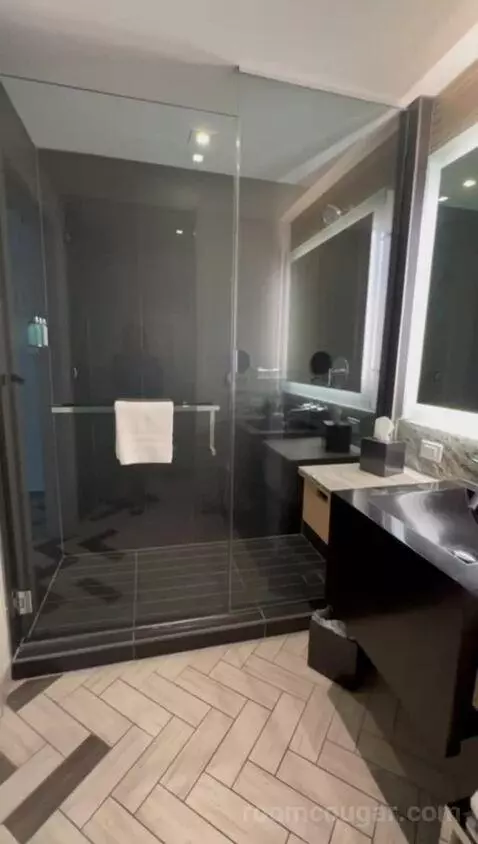 Queen Room with Two Queen Beds - City View bathroom picture #8