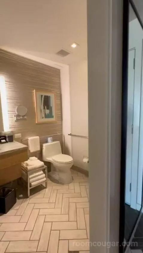 Queen Room with Two Queen Beds - City View/High Floor, Accessible (#712) bathroom picture #1