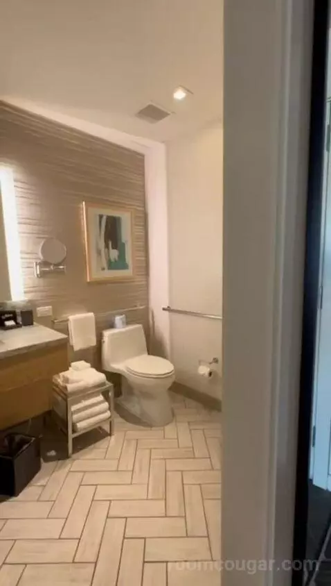 Queen Room with Two Queen Beds - City View/High Floor, Accessible (#712) bathroom picture #3