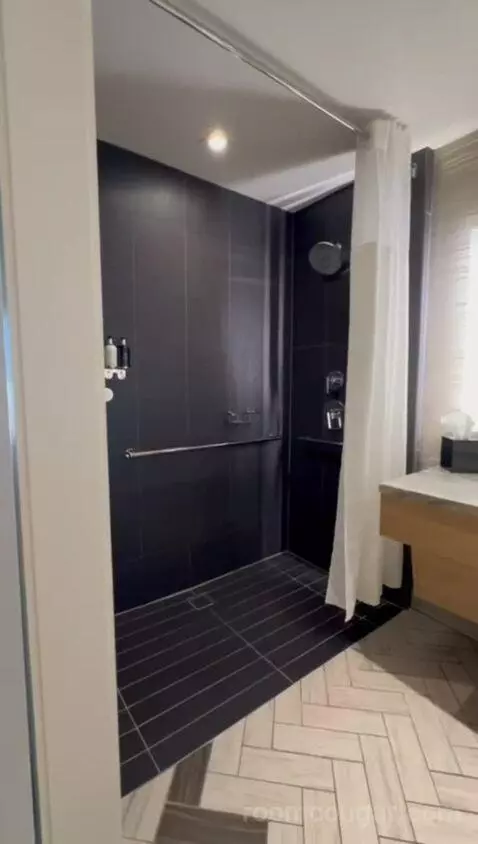Queen Room with Two Queen Beds - City View/High Floor, Accessible (#712) bathroom picture #7