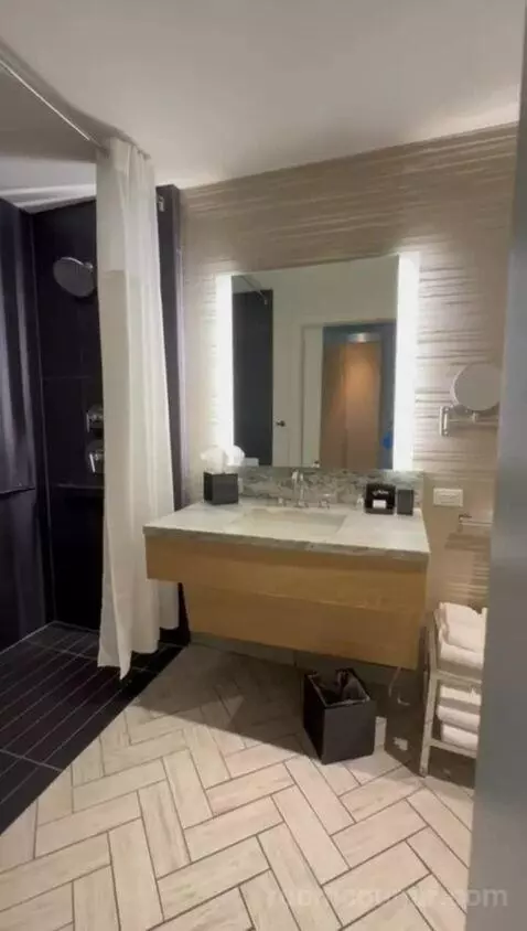 Queen Room with Two Queen Beds - City View/High Floor, Accessible (#712) bathroom picture #12