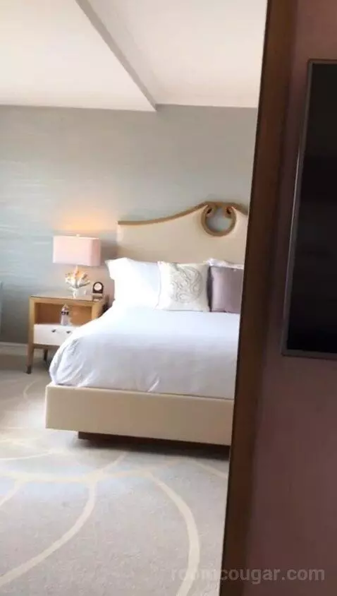 One Bedroom Suite with Bay View and Balcony, Accessible (#402) bed picture #3