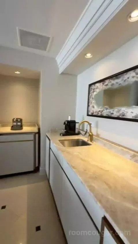 Deluxe Suite with Two Queen Beds - Limited View (#334) bathroom picture #2