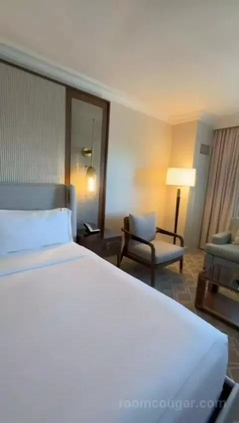Deluxe King Room (#1022) bed picture #9