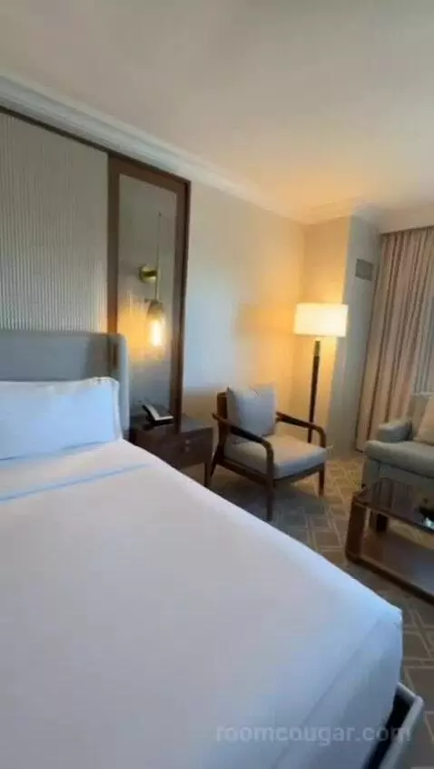 Deluxe King Room (#1022) bed picture #10