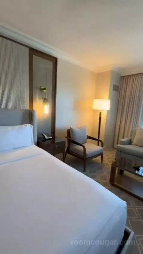 Deluxe King Room (#1022) bed picture #11