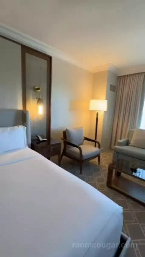 Deluxe King Room (#1022) bed picture #12