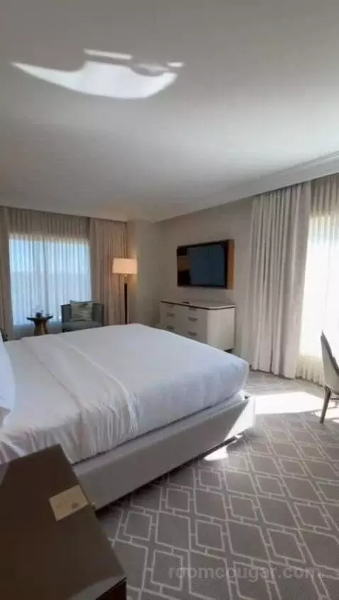 Corner Luxury King Suite with Balcony (#630) bed picture #10