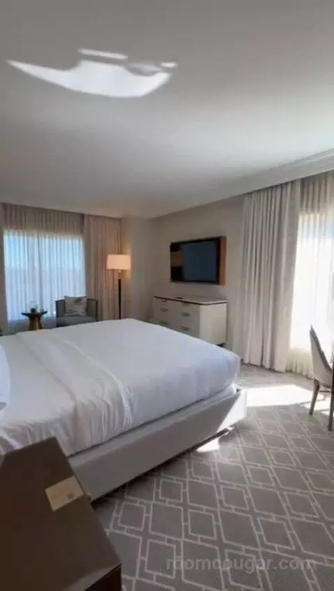Corner Luxury King Suite with Balcony (#630) bed picture #11