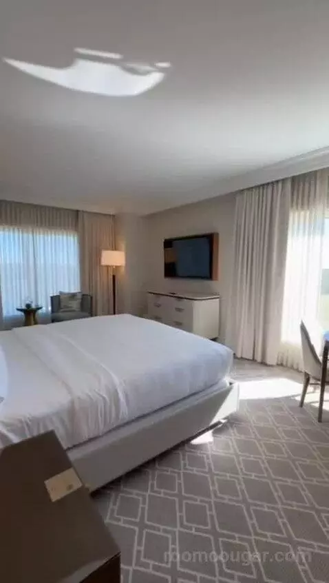 Corner Luxury King Suite with Balcony (#630) bed picture #12