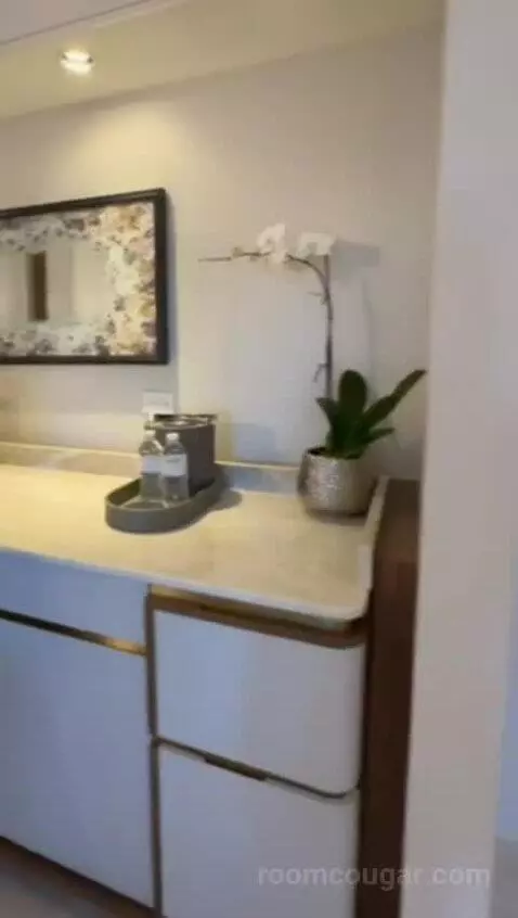 Corner Luxury King Suite with Balcony (#630) bathroom picture #10