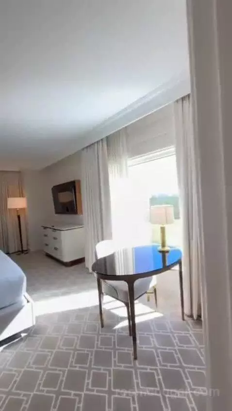 Corner Luxury King Suite with Balcony (#630) bed picture #2