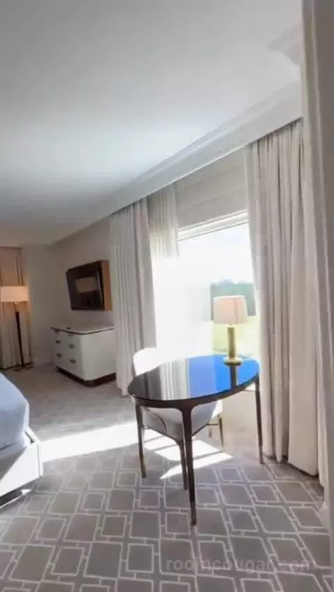 Corner Luxury King Suite with Balcony (#630) bed picture #3