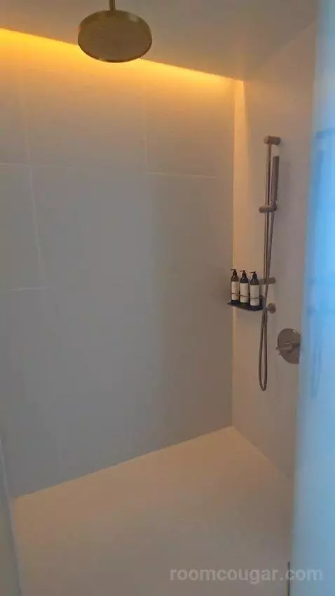 Deluxe One-Bedroom King Suite with Downtown View (#510) bathroom picture #8