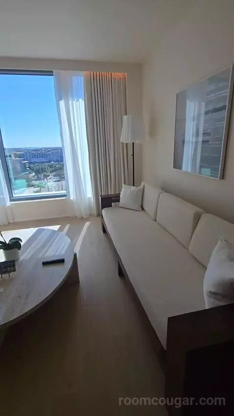 Deluxe One-Bedroom King Suite with Downtown View (#510) bed picture #7