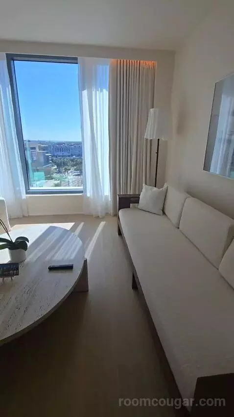 Deluxe One-Bedroom King Suite with Downtown View (#510) bed picture #9