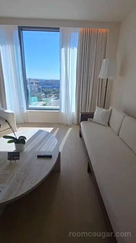 Deluxe One-Bedroom King Suite with Downtown View (#510) bed picture #10