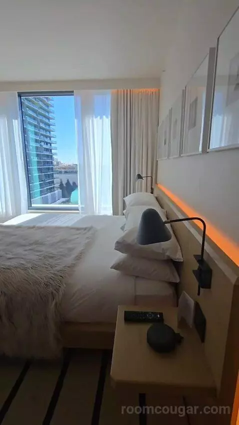 Deluxe One-Bedroom King Suite with Downtown View (#510) bed picture #2