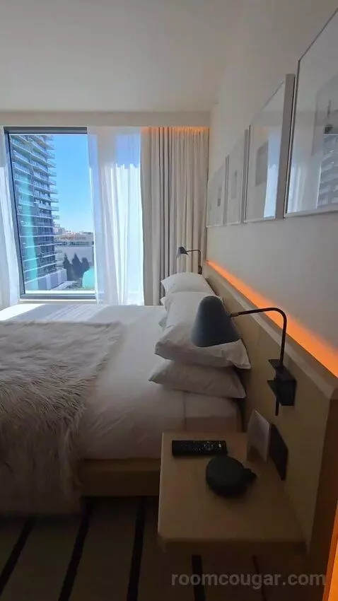Deluxe One-Bedroom King Suite with Downtown View (#510) bed picture #3