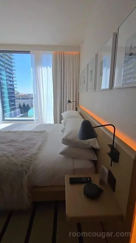 Deluxe One-Bedroom King Suite with Downtown View (#510) bed picture #4