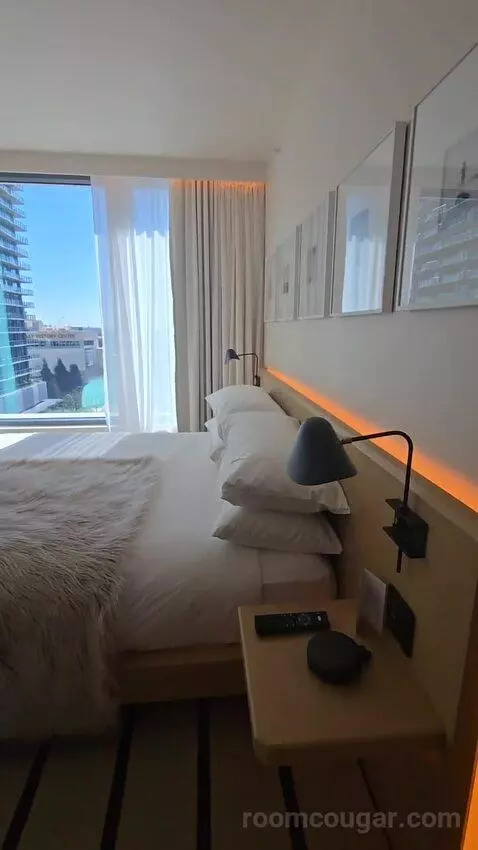 Deluxe One-Bedroom King Suite with Downtown View (#510) bed picture #5