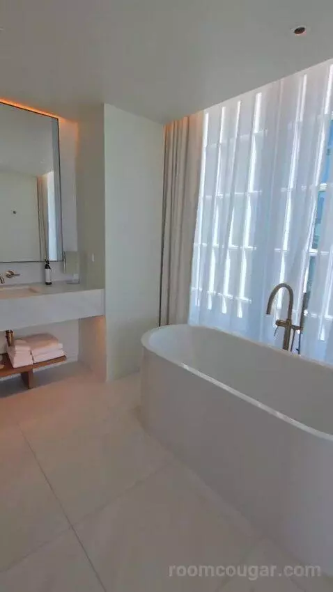 Deluxe One-Bedroom King Suite with Downtown View (#510) bathroom picture #1