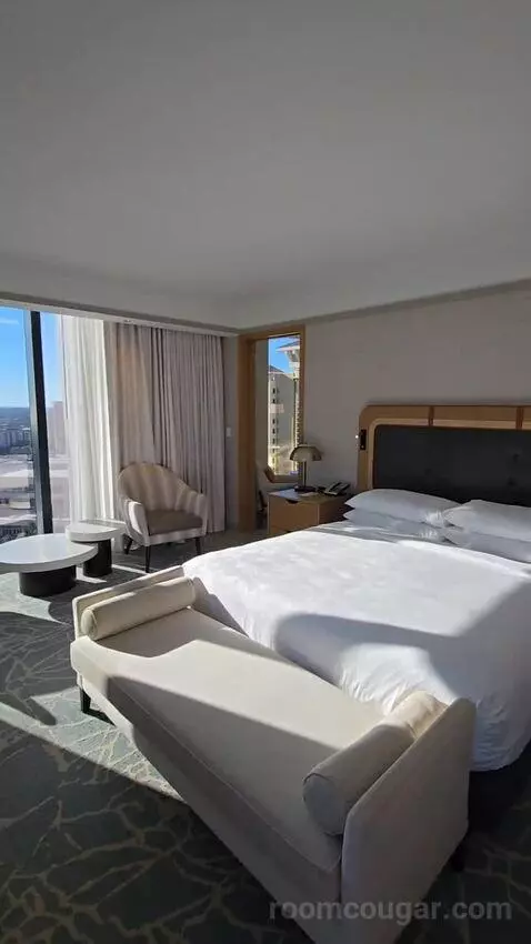 1 Bedroom Executive Suite with 1 King, Sofa Bed, Corner Room (#1886) bed picture #1