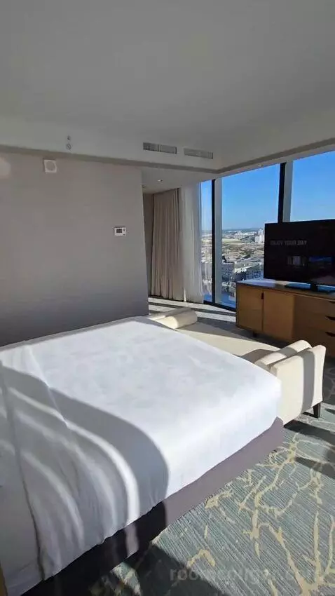 1 Bedroom Executive Suite with 1 King, Sofa Bed, Corner Room (#1886) bed picture #9