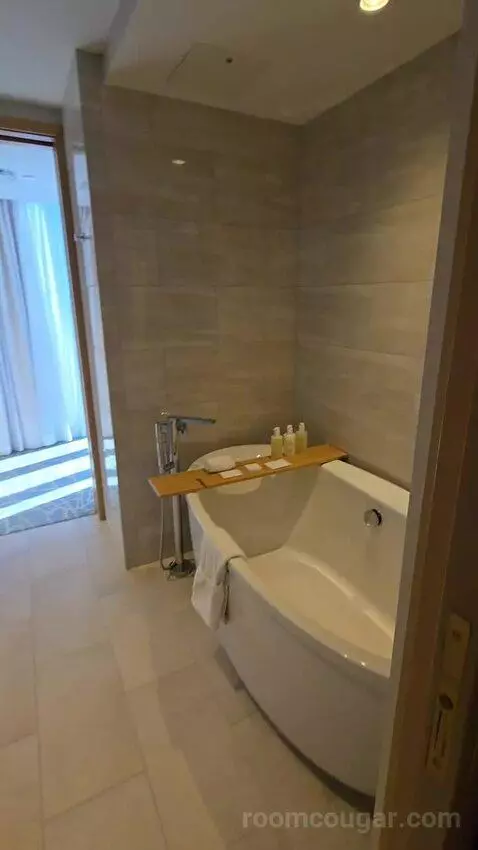 1 Bedroom Executive Suite with 1 King, Sofa Bed, Corner Room (#1886) bathroom picture #3