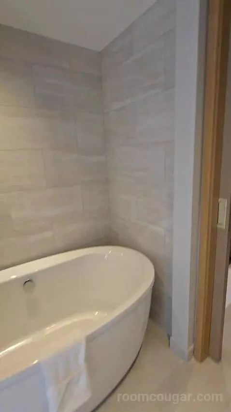 1 Bedroom Executive Suite with 1 King, Sofa Bed, Corner Room (#1886) bathroom picture #12