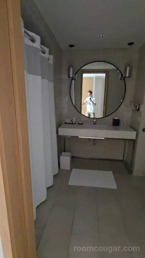 Deluxe King Room - Hearing Accessible (#1976) bathroom picture #1