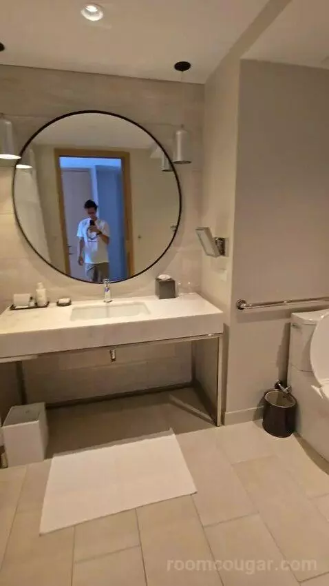 Deluxe King Room - Hearing Accessible (#1976) bathroom picture #11