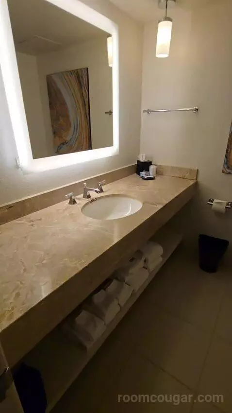 Guest Room, 2 Queen, Harbor View, High Floor (#1207) bathroom picture #2