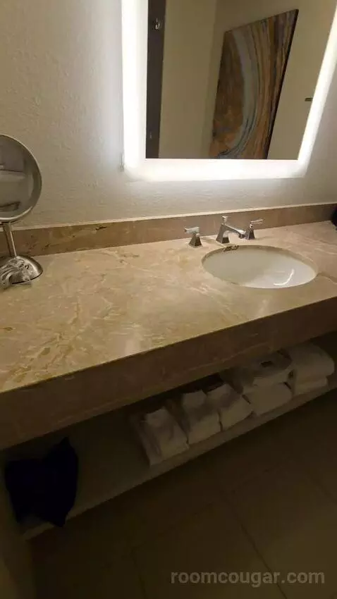 Guest Room, 2 Queen, Harbor View, High Floor (#1207) bathroom picture #3