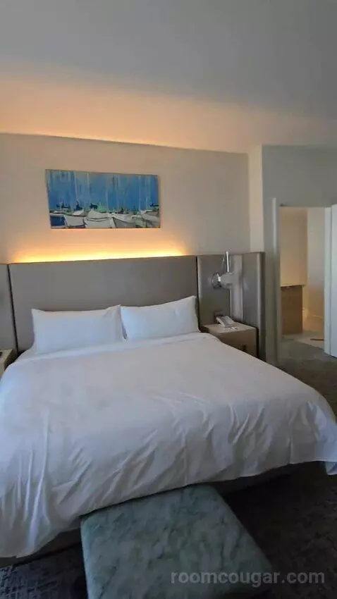 One-Bedroom King Suite with Sofa Bed - High Floor/City View (#625) bed picture #4