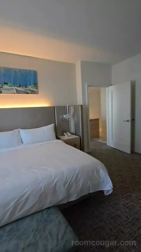 One-Bedroom King Suite with Sofa Bed - High Floor/City View (#625) bed picture #6