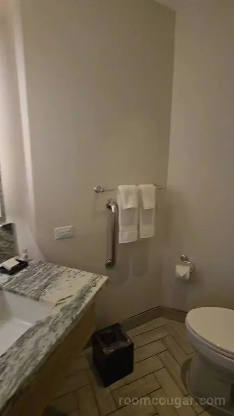 One-Bedroom King Suite with Sofa Bed - High Floor/City View (#625) bathroom picture #1
