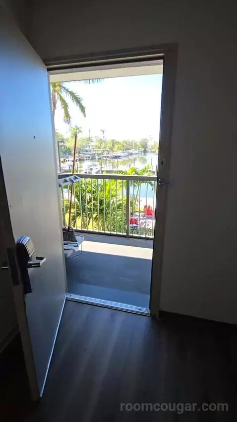 King Room with Water View (Connecting) (#209) view picture #5