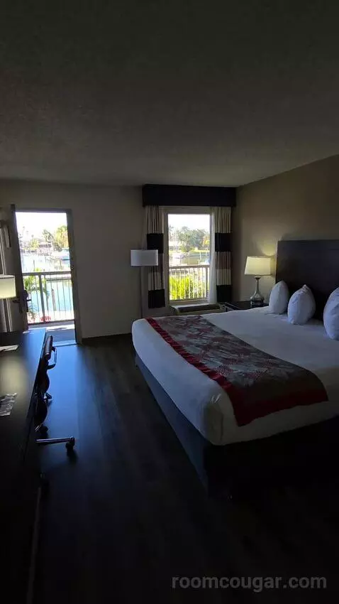 King Room with Water View (Connecting) (#209) picture #9