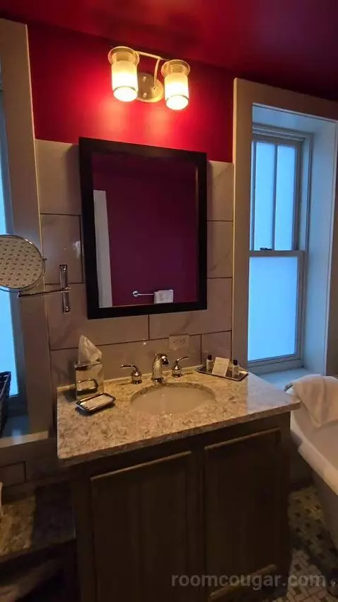 Courtyard Superior King Room (#309) bathroom picture #7